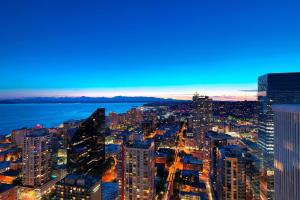西雅图西雅图威斯汀酒店的夜晚城市的空中景观