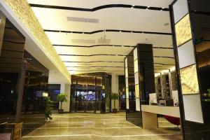 湛江麗枫酒店·湛江国贸广百店的大楼的大堂,走廊上设有镜子