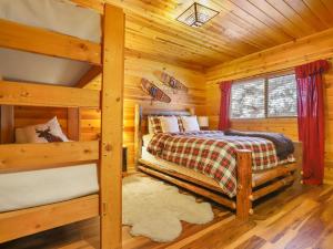 加文门特营Govy Alpine Getaway的小木屋卧室设有床和窗户
