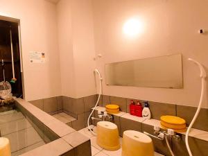 由布市DAVID NO YAKATA - Vacation STAY 16849v的一间带两个卫生间和大镜子的浴室