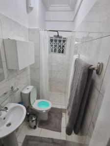 Kwabenyan2 bedrooms Apartment, Hillview of Accra的白色的浴室设有卫生间和水槽。