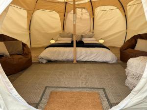 阿波罗湾Seacroft Estate的帐篷配有两张沙发和一张床