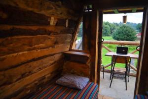 特克潘危地马拉Fuego - Wood Cabin Tecpan (No Wifi, Relax)的小木屋设有窗户和桌上的笔记本电脑