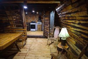 特克潘危地马拉Fuego - Wood Cabin Tecpan (No Wifi, Relax)的小木屋内的厨房配有桌椅