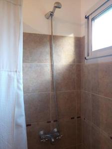 ToayHermosa casa de campo y bosques的浴室内配有淋浴和头顶淋浴