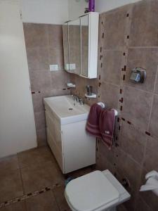 ToayHermosa casa de campo y bosques的浴室配有白色卫生间和盥洗盆。