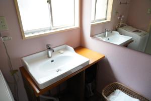 宫津市桜香楽　宮津町家　Sakara Miyazu-Machiya的浴室设有白色水槽和镜子