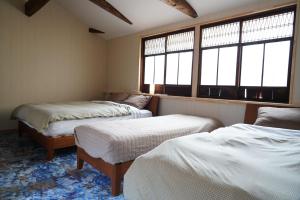 宫津市桜香楽　宮津町家　Sakara Miyazu-Machiya的带两张床和两个窗户的房间