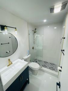 彭布罗克派恩斯Cozy Comfy House的一间带水槽、卫生间和淋浴的浴室