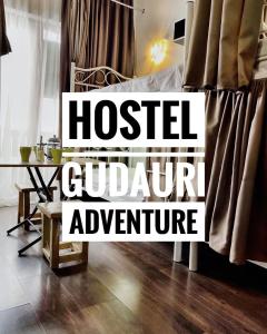 古多里Hostel Gudauri Adventure的一间房间,配有一张床和一张桌子,配有可调的检疫设备