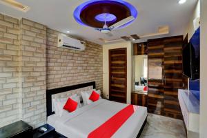 OYO Flagship Hotel Metro Height's near Nangloi Railway metro station客房内的一张或多张床位