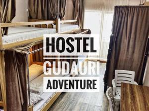 古多里Hostel Gudauri Adventure的旅舍宿舍间配有双层床和旅舍监护人的字样