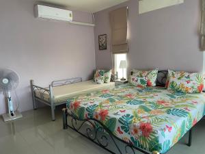 他朗168Hostel Airport@Phuket的一间卧室配有一张床、一张床和风扇