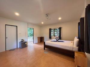 Wok Tum黄金山度假酒店的一间卧室,卧室内配有一张大床