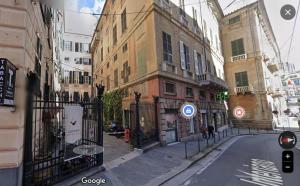 热那亚The Apartment Genova的享有城市街道和建筑的景色