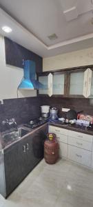 海得拉巴SCK Home Stay的厨房配有炉灶和水槽。