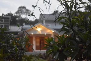 瓦亚纳德Home with garden in a serene locality的前面有灯的房子