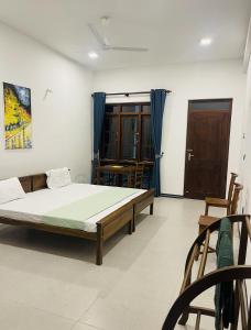 迪加纳Victoria Nature Resort的一间卧室配有一张床和椅子