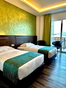 珍南海滩马里贝斯特度假村的酒店客房设有两张床和一个阳台。