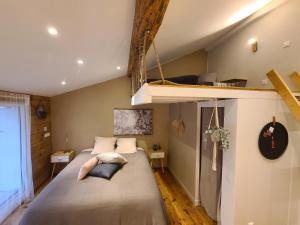 圣让皮耶德波尔Plan B的一间卧室设有一张床,一间阁楼