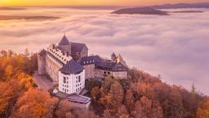 瓦尔德克瓦尔德比克酒店的一座城堡,位于山顶上一层云