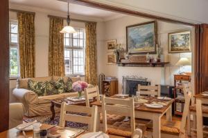 格拉罕镇Lanherne Guest House Bed & Breakfast的客厅配有沙发和桌子