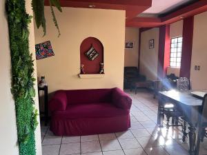 克萨尔特南戈Apartamento Central Xelajú的客厅配有红色的沙发和桌子