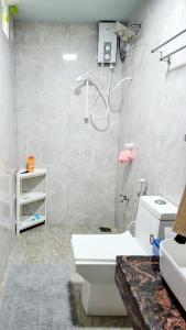 丹格迪Amore Apartment, Maldives的带淋浴、卫生间和盥洗盆的浴室