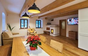 赫日布斯卡Na jelení stezce的一间带木桌的客厅和一间客厅。