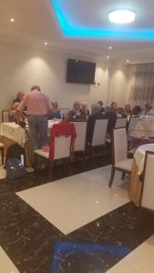 阿克苏姆Armah International Hotel的一群坐在餐厅桌子上的人