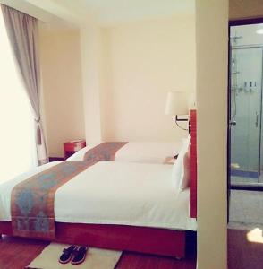 阿克苏姆Armah International Hotel的酒店客房设有两张床和窗户。