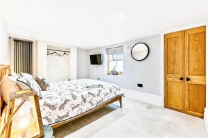 布莱顿霍夫Stylish, Central, North Laine, Newly Decorated的白色卧室配有床和镜子
