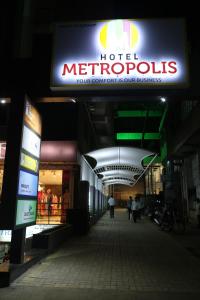 胡布利Hotel Metropolis的购物中心的都市标志