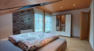 梅劳Apartement Johannes的一间卧室设有一张床和石墙