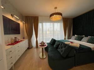 贝尔格莱德Belgrade Waterfront Luxury Apartment的一间卧室配有一张大床和一个吊灯。