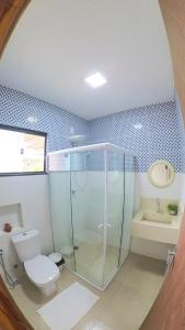 帕尔梅拉斯Blue House Vale do Capão的带淋浴、卫生间和盥洗盆的浴室