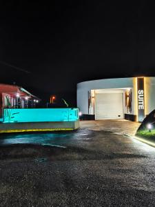 卡尔达斯·德·雷斯Motel Caldas的一座晚上设有车库的建筑