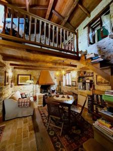 布耶Cottage Casa Vinela的房屋内带楼梯的客厅