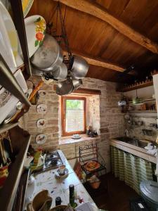 布耶Cottage Casa Vinela的一间带炉灶和窗户的小厨房