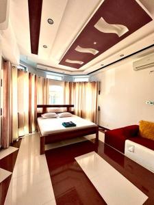 Kiembi SamakiThe O.C Luxury Rooms的一间卧室配有一张床和一张沙发