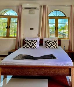 Kiembi SamakiThe O.C Luxury Rooms的配有2扇窗户的客房内的1张床