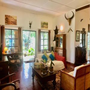 ArawwawalaCaptain's Bungalow, Kandy的客厅配有沙发和桌子