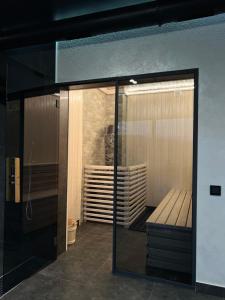 布克维Севеней Готель的滑动玻璃门,在房间内配有长凳