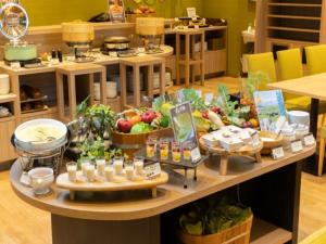 仙台APA Hotel TKP Sendai Eki Kita的盛满水果和蔬菜的桌子