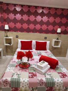 马德里马德里客栈旅馆的一间卧室配有一张红色墙壁的床