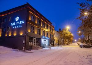 卡尔斯IŞIL PARK HOTEL的夜间在雪 ⁇ 的街道上的酒店