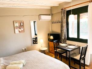 阿尔加拉斯蒂Your Home in Argalasti的一间卧室配有一张床、一张书桌和一个窗户。