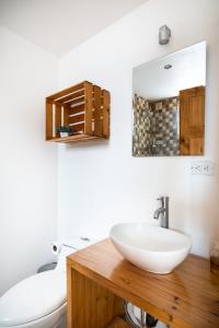 雅科Hotel Bamboo的一间带水槽、卫生间和镜子的浴室