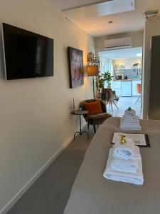 海牙B&B Ereprijs的一间带桌子毛巾的房间和客厅