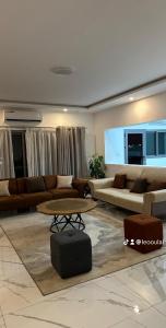 阿比让Residence Roume Abidjan Plateau的客厅配有沙发和桌子。